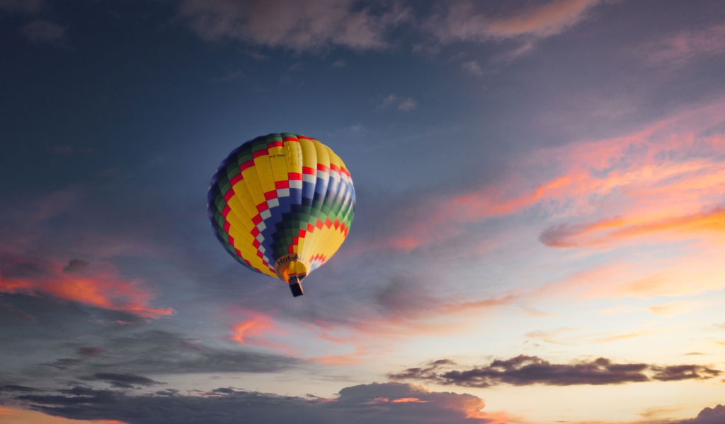 Разноцветный воздушный шар в небе 