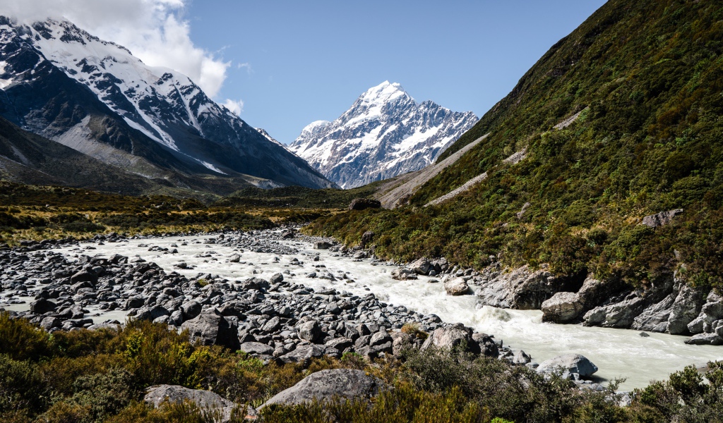 Заледеневшая река на фоне заснеженных гор 