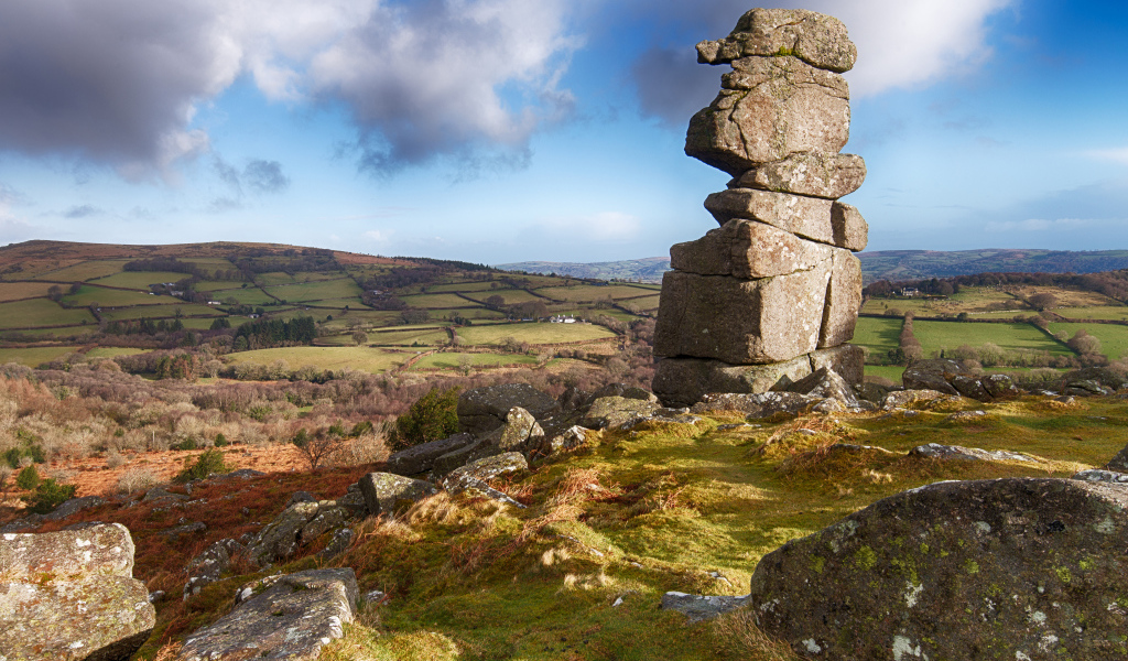 Каменный монумент на вершине холма