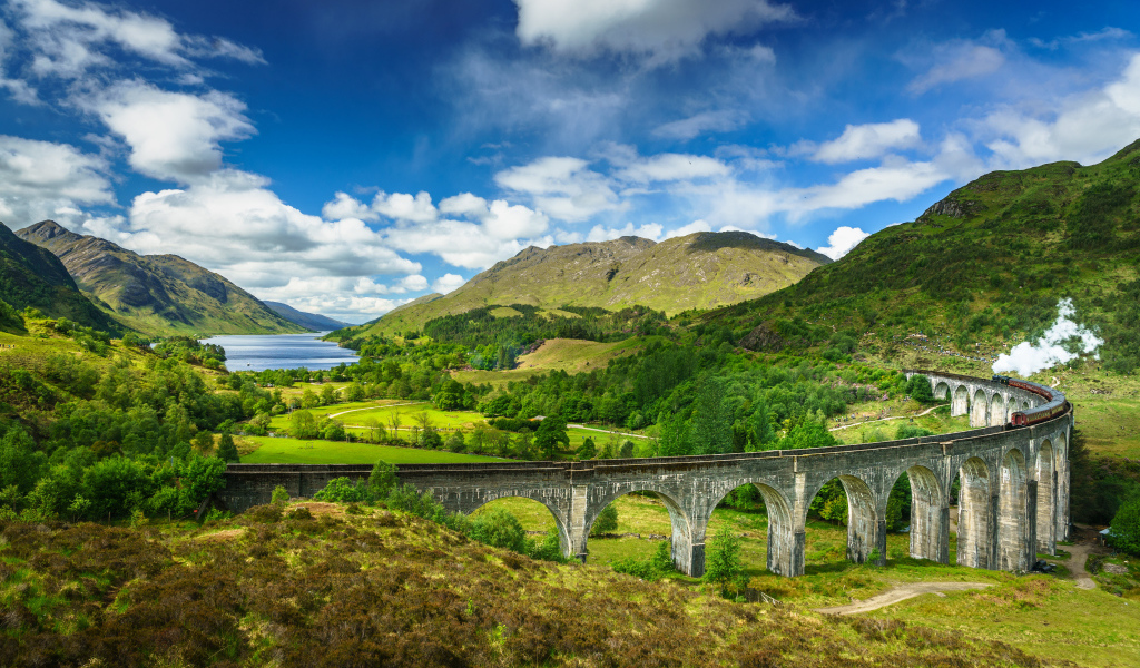 Старый железнодорожный мост акведук под голубым небом 