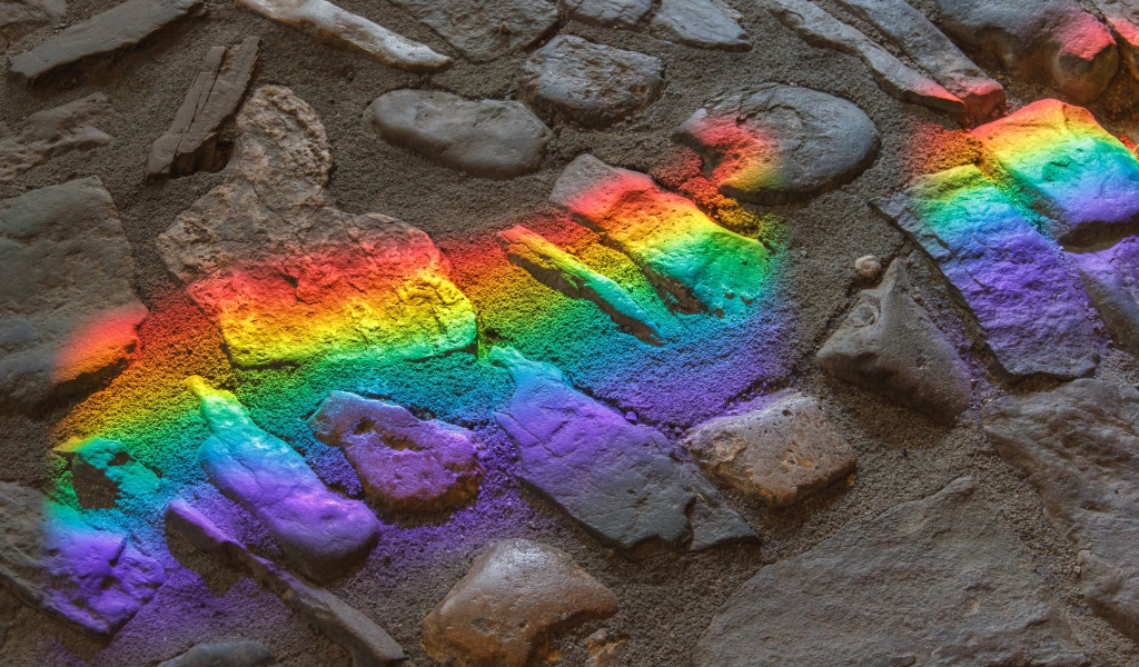 Радужный рисунок на каменной брусчатке 