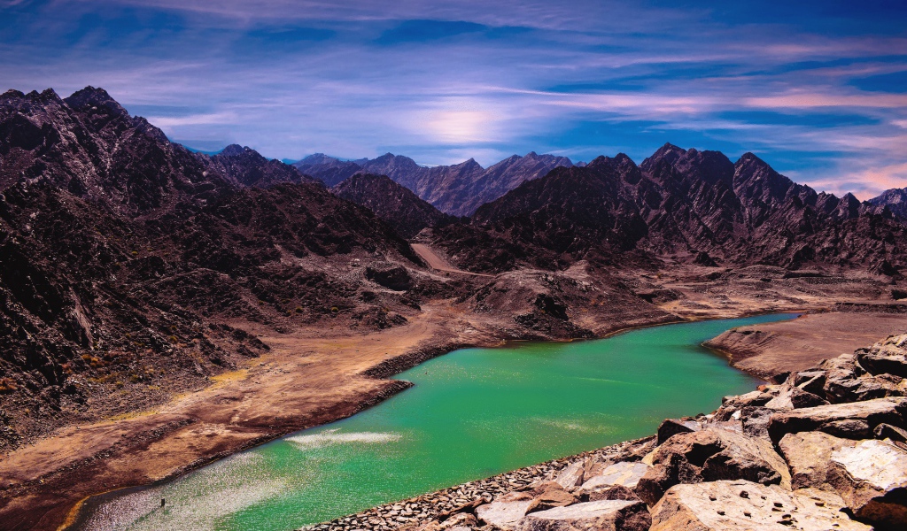 Река между высоких гор под голубым небом 