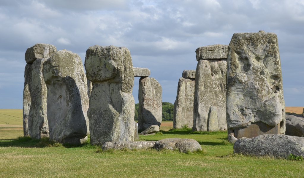 Каменное сооружение  стоунхендж под небом с облаками 
