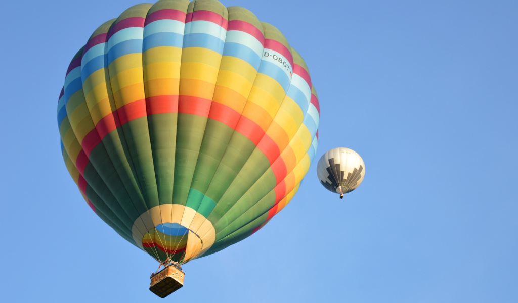 Два больших воздушных шара в голубом небе 