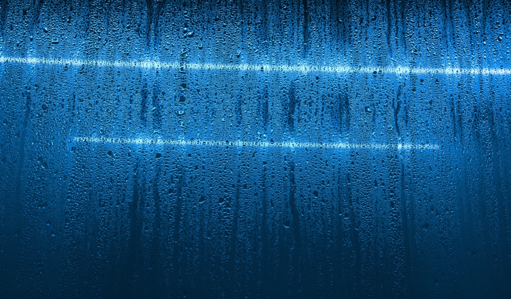 Мокрая голубая стена с белыми линиями