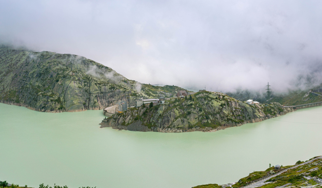 Залив в горах туманным утром,Швейцария