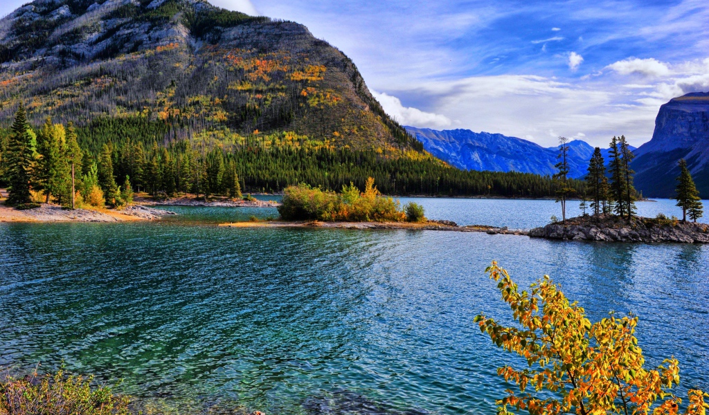 Красивая горная природа под голубым небом у озера
