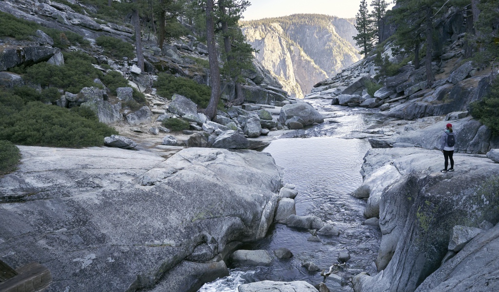 Красивая горная река с каменными берегами