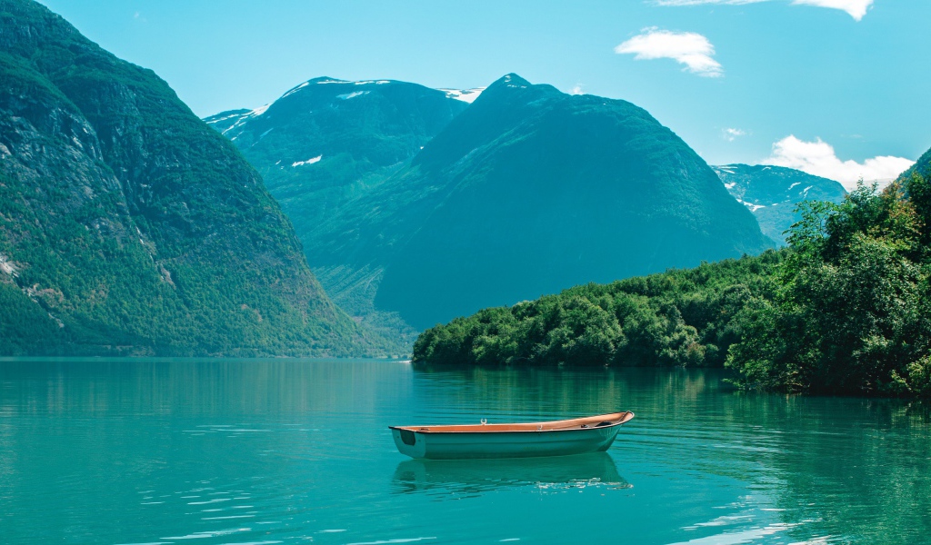 Лодка в воде озера в горах 