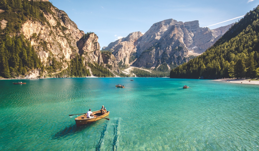 Лодки в голубой воде залива в горах 