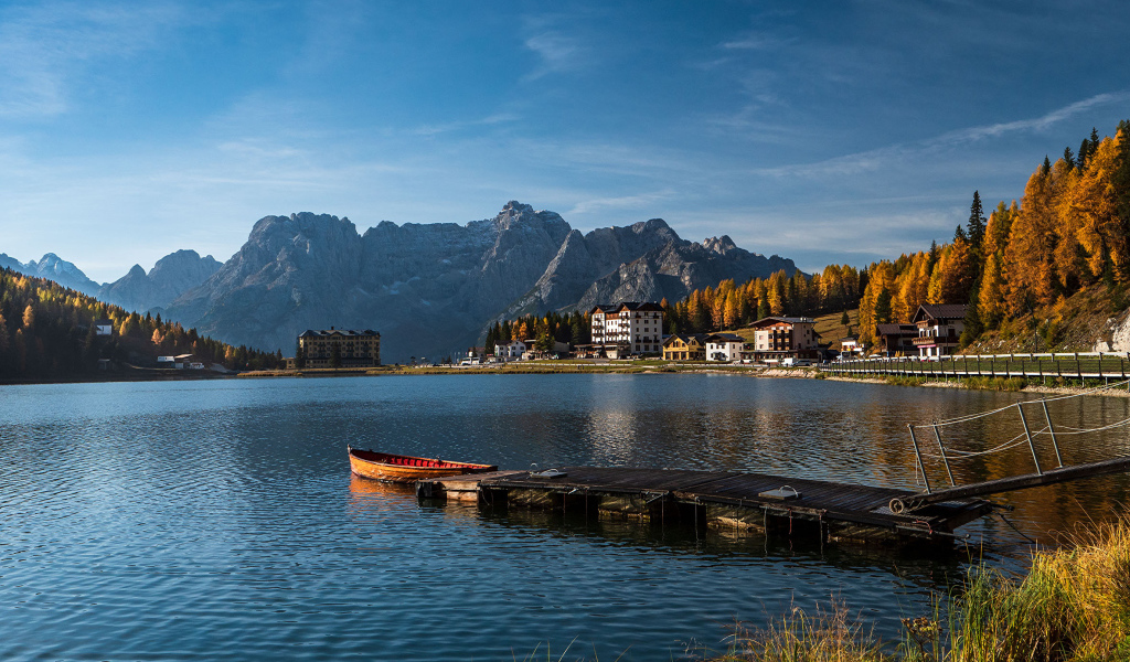 Спокойное озеро в лучах солнца в горах, Италия