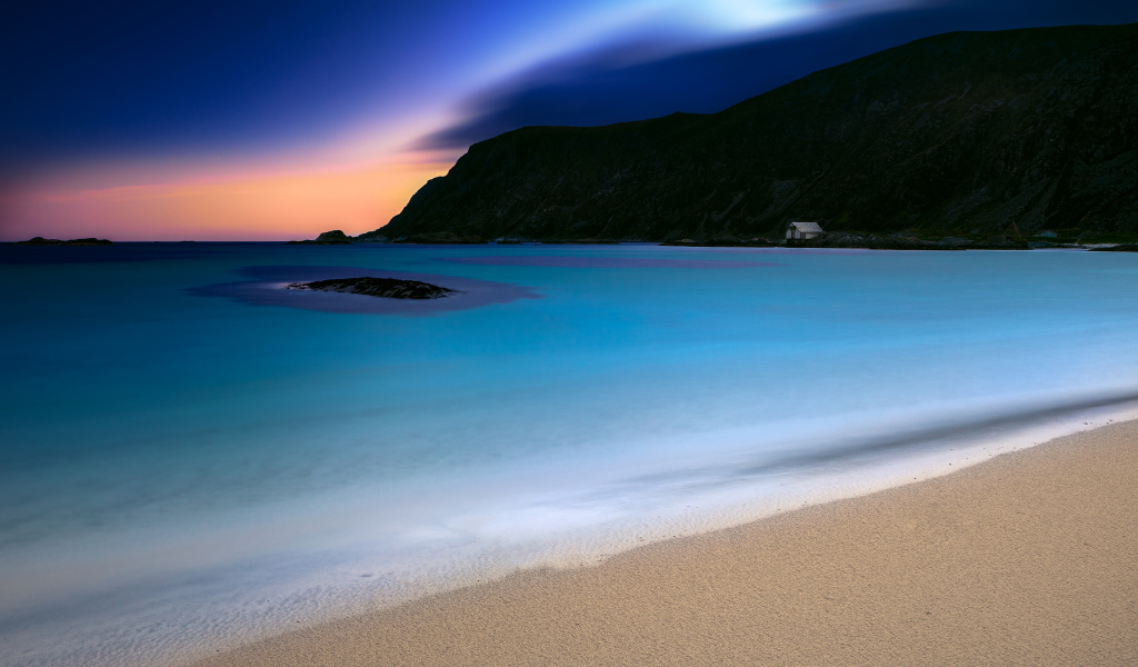 Спокойный океан под голубым небом вечером