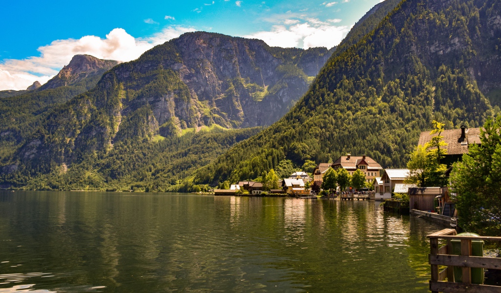 Дома на берегу спокойного горного озера летом