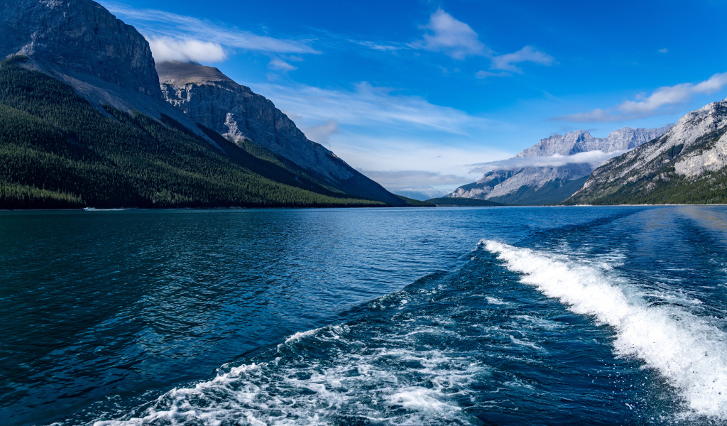 Озеро Минневанка на фоне гор под голубым небом, Канада