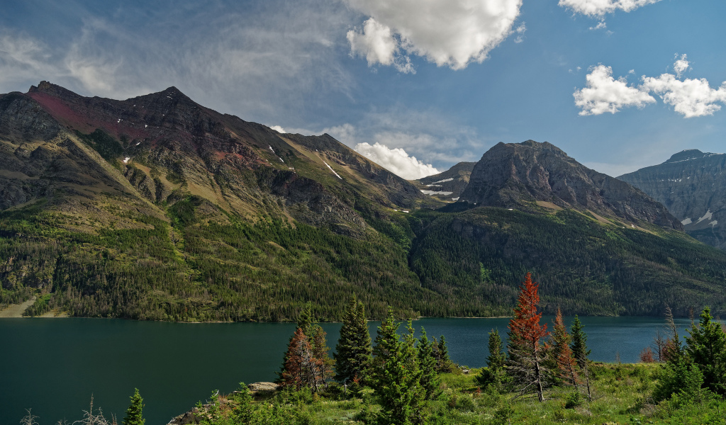 Озеро в живописном парке у гор, США