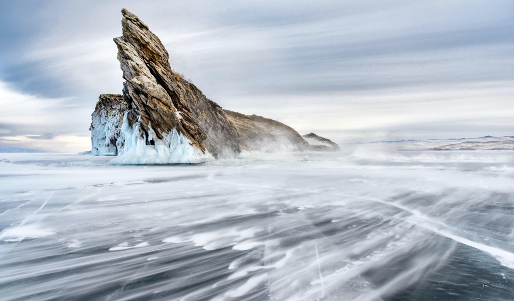 Гора в заледеневшем озере Байкал 