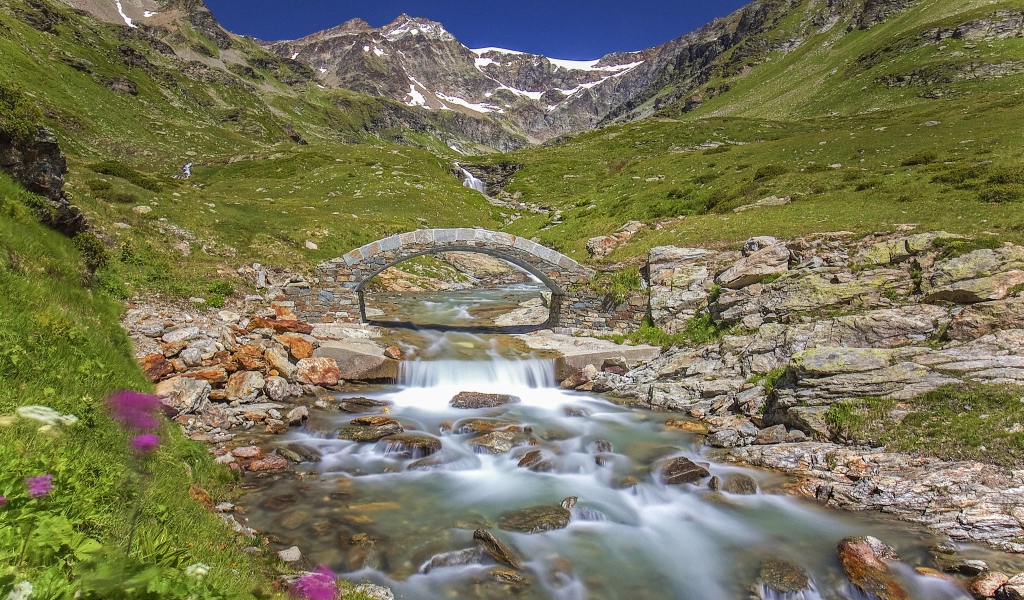 Маленький каменный мост через горную реку 