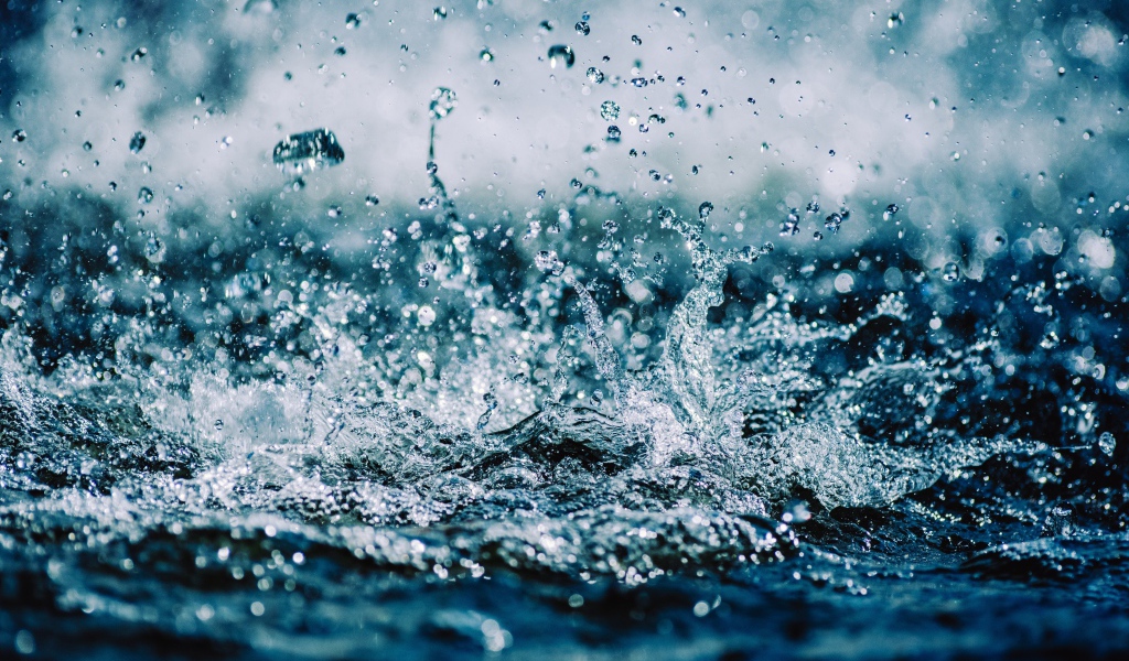 Брызги в чистой воде 