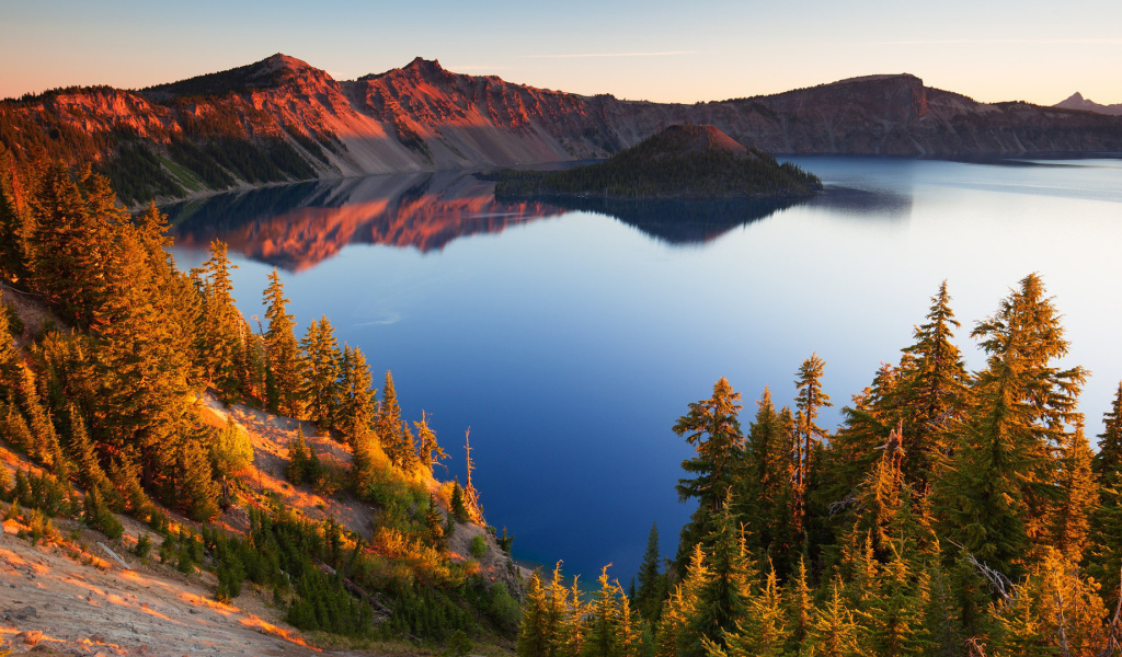 Небо отражается в горном озере в лучах солнца