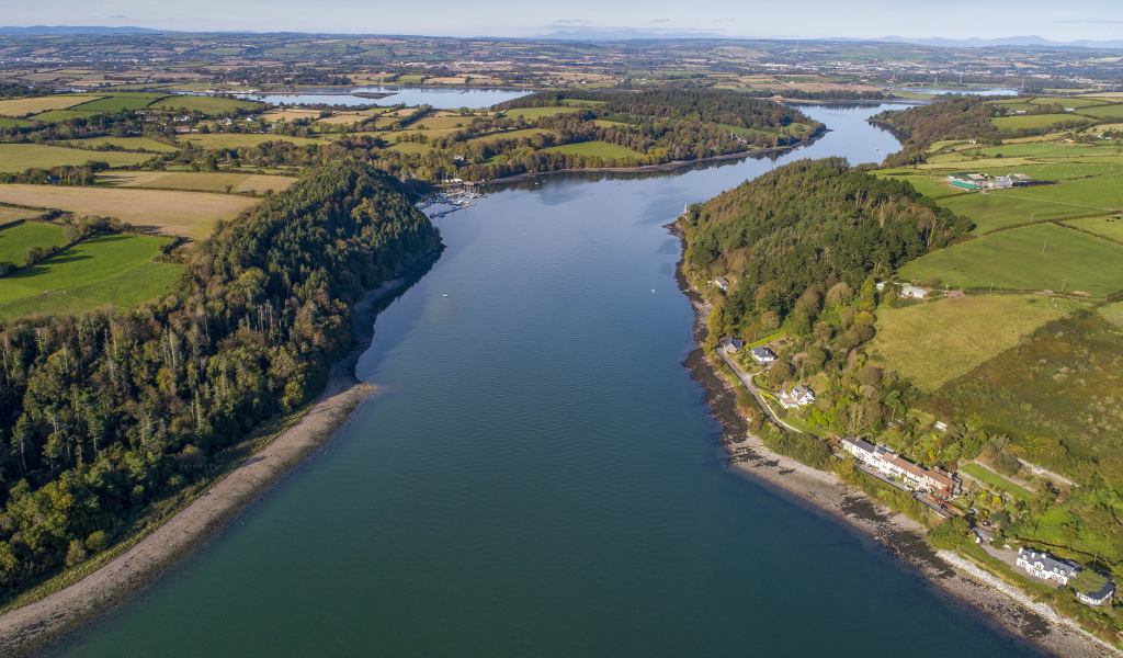 Вид с высоты на широкую реку 