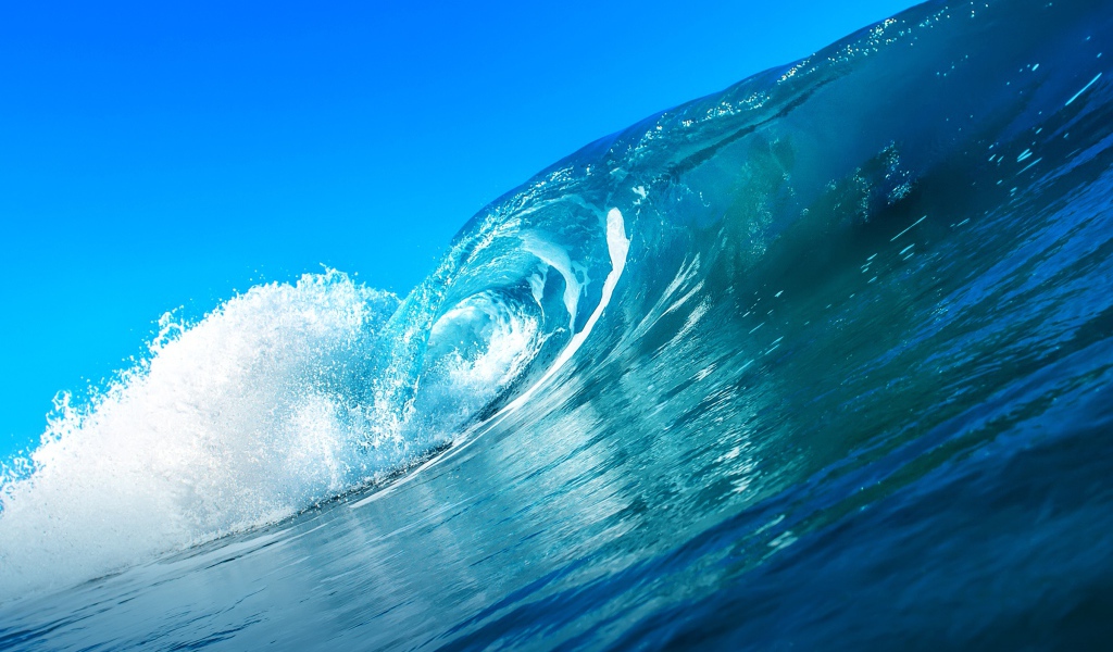 Красивая голубая волна в океане 