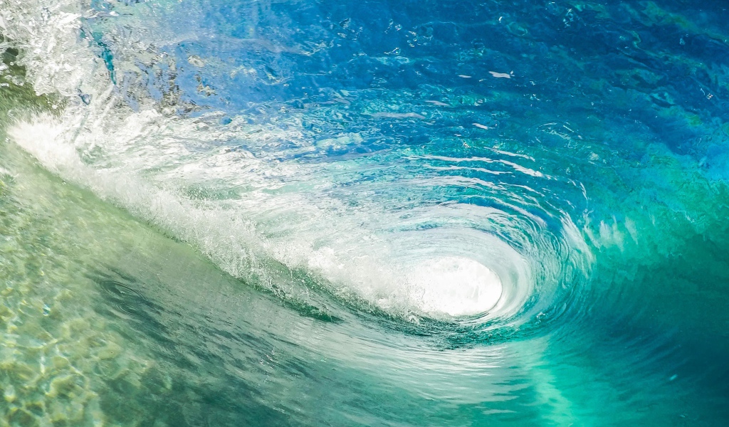 Большая волна для серфинга в голубом океане