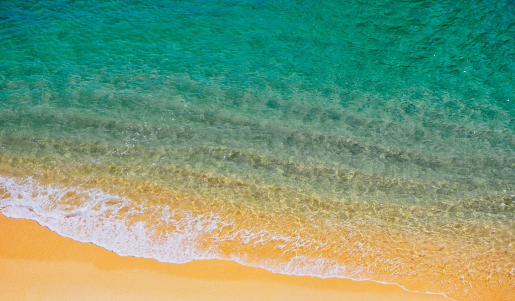 Голубая вода на желтом морском песке