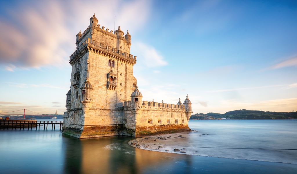 Крепость в море под голубым небом 