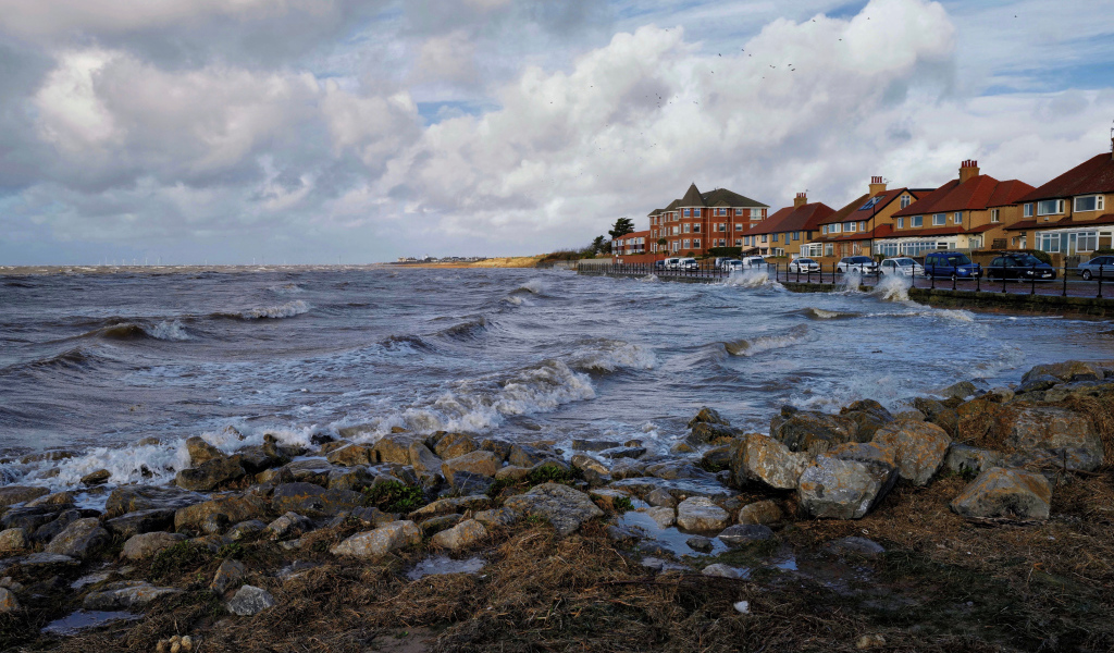 Дома на берегу бушующего залива 