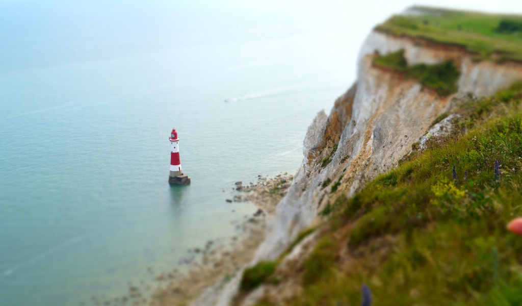 Маяк в воде у утеса в море