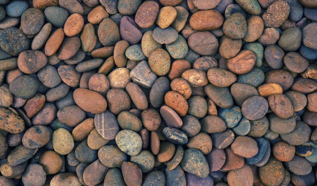 Много мелких морских камней крупным планом