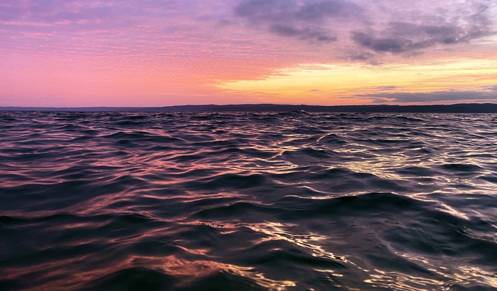 Розовый закат солнца над спокойным море