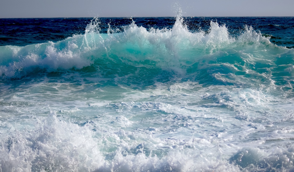 Бушующая голубая морская волна 