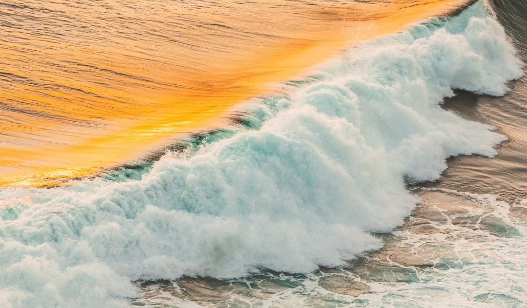 Бушующая белая пена на берегу океана 