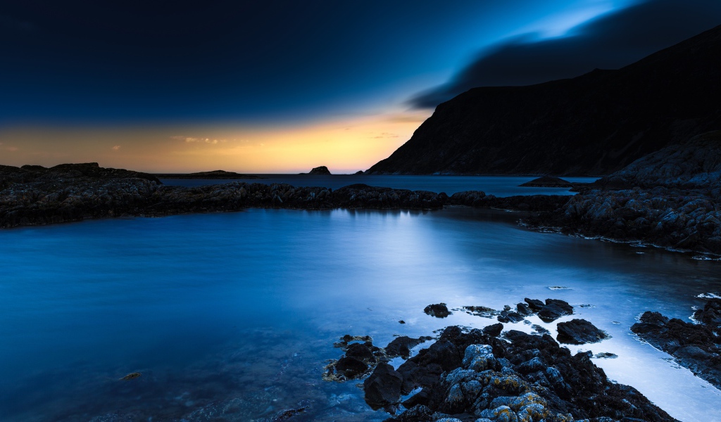 Скалистые берега в заливе океана 