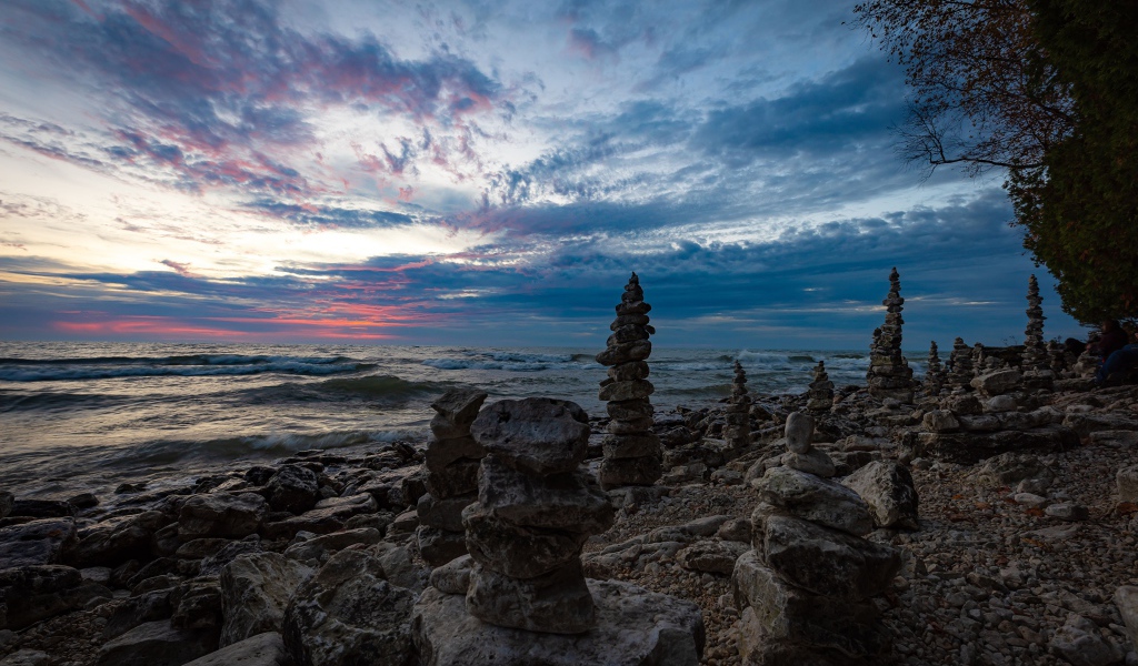 Скульптуры из камней на берегу моря 