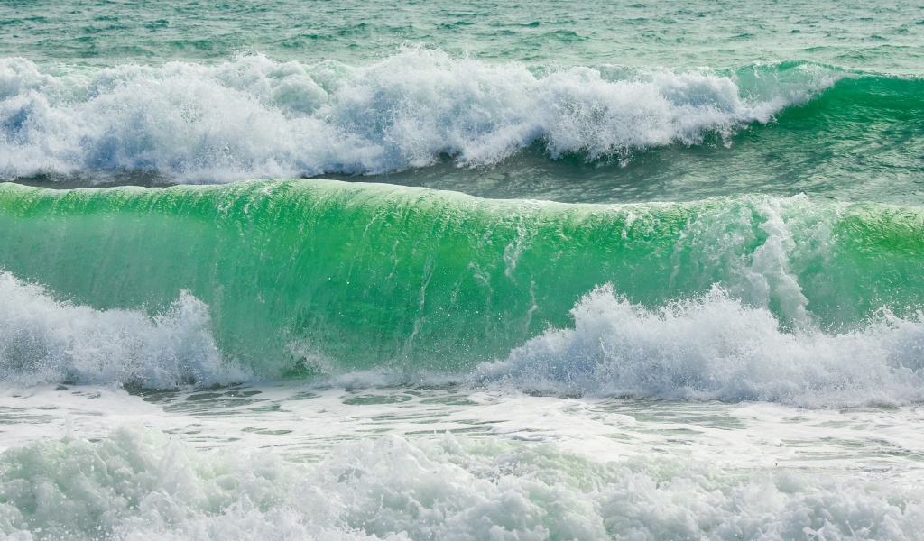 Бушующие белые морские волны 