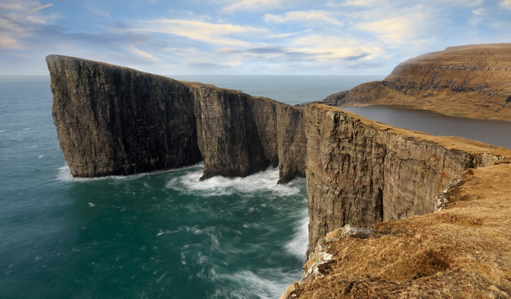 Река стекает в море по береговой линии 