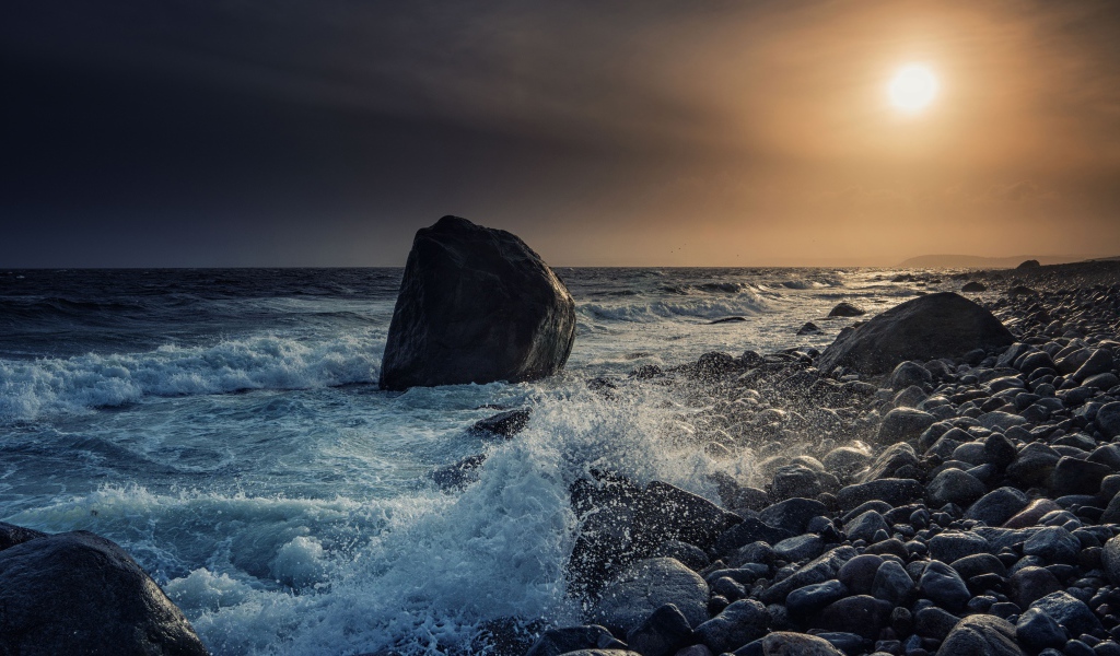 Волны бьются об камни на берегу океана 