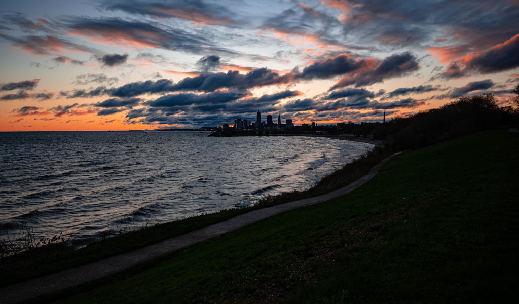 Грозовые облака низко над морем