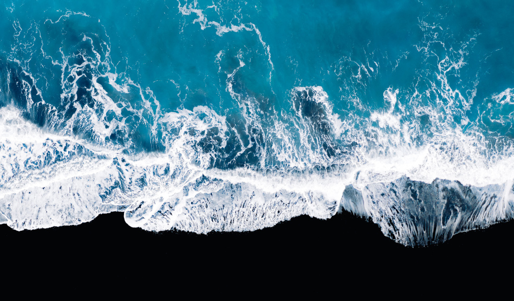 Вид сверху на голубой океан 