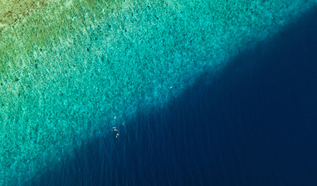 Вид сверху на спокойное голубое море 