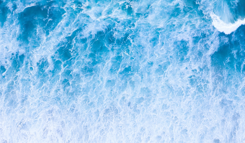 Вид сверху на белые бушующие морские волны 