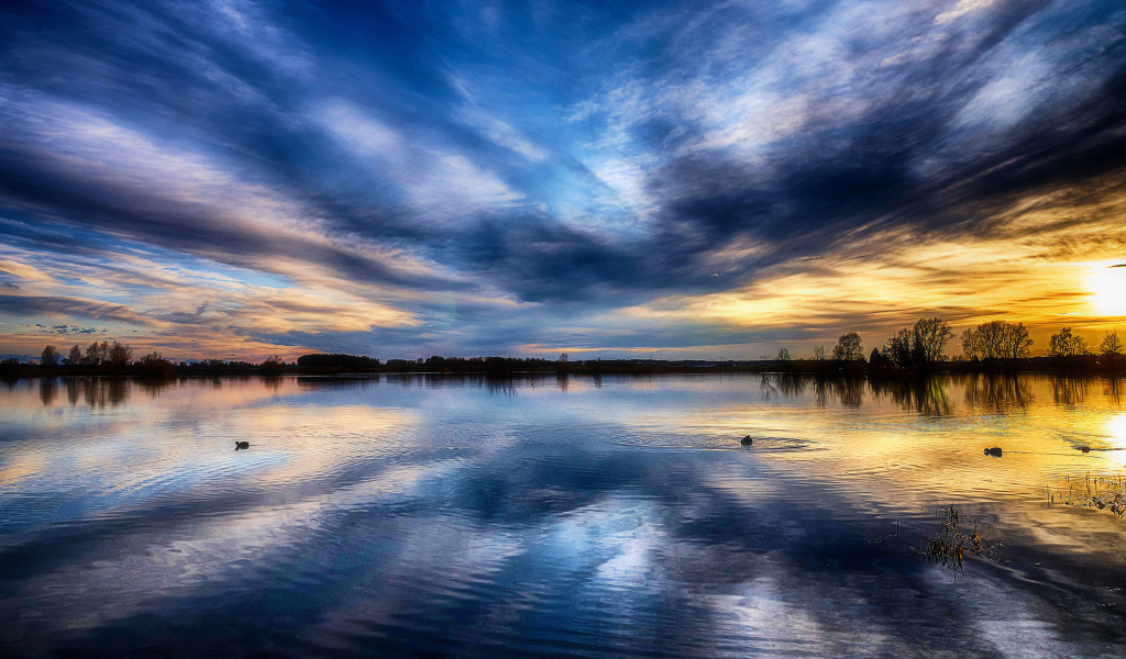 Красивое небо на закате отражается в озере