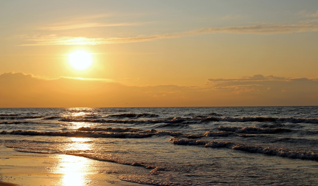 Закат яркого летнего солнца над морем