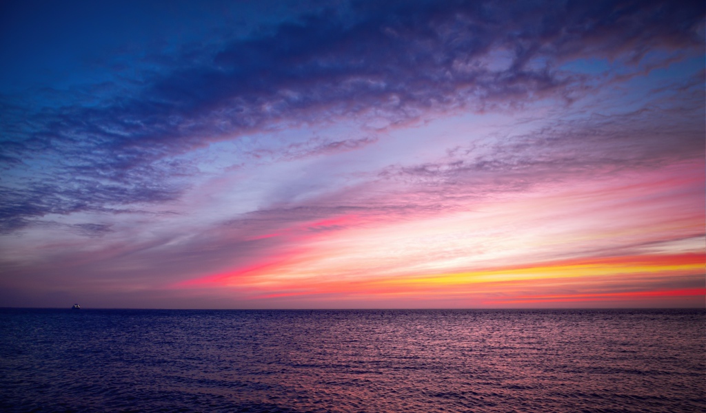 Бескрайнее спокойное море на закате солнца