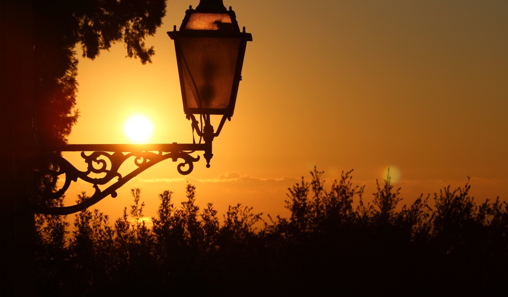 Фонарь на дома на закате солнца
