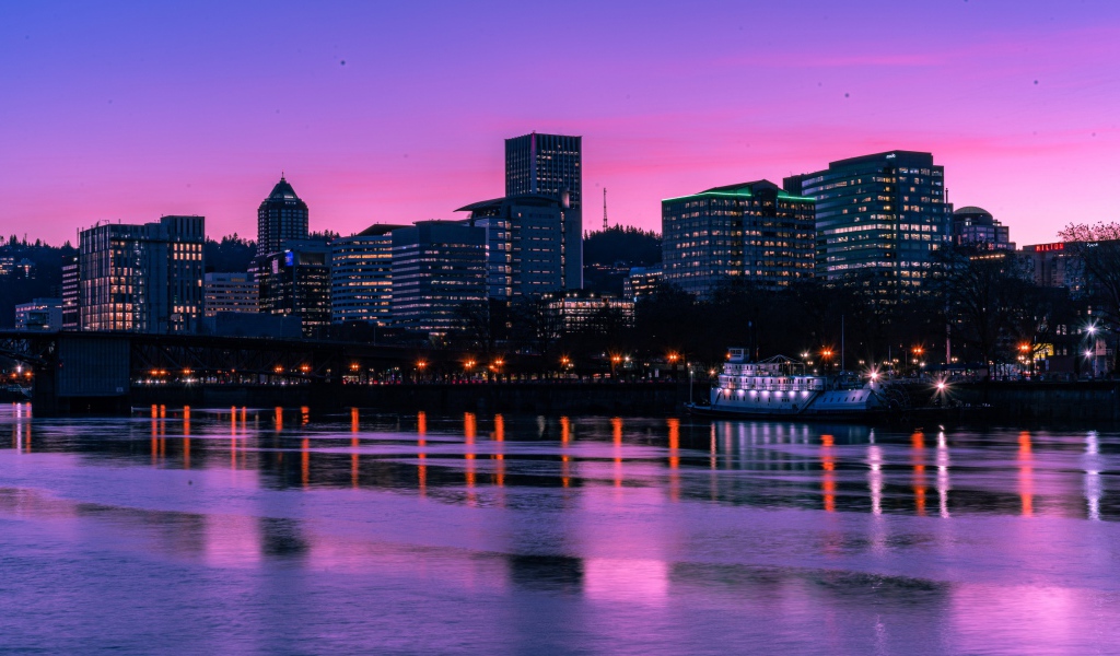 Сиреневый закат над ночным городом у реки