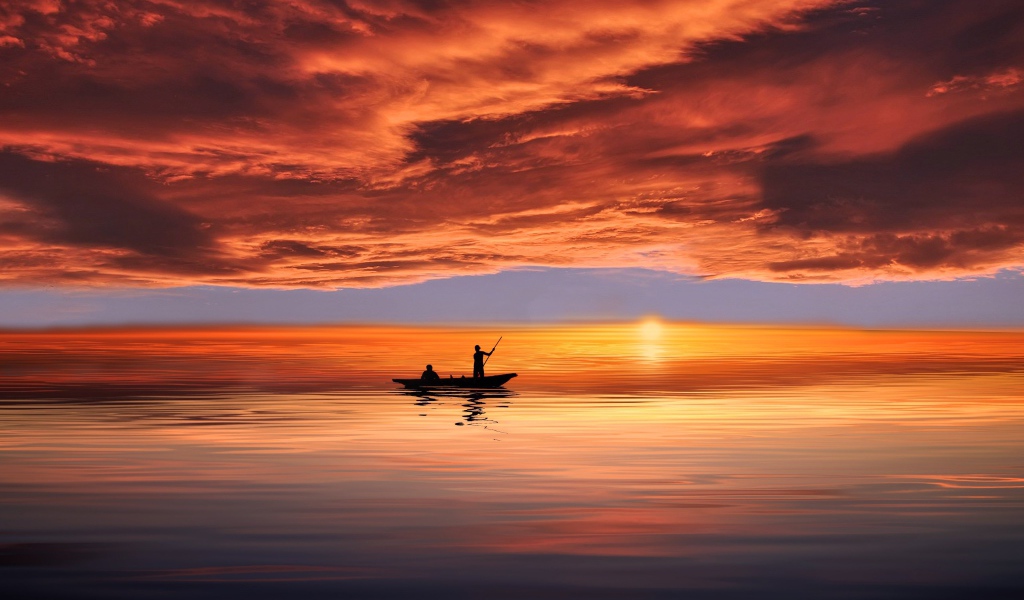 Низкое красное небо над морем на закате 