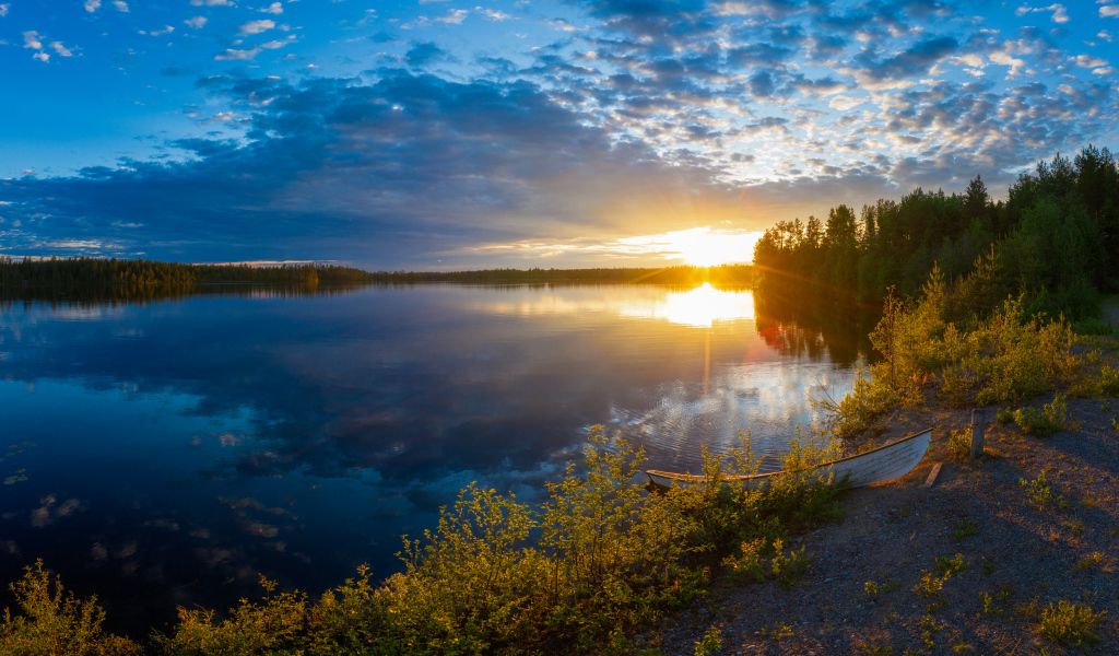 Закат солнца в небе над спокойным озером